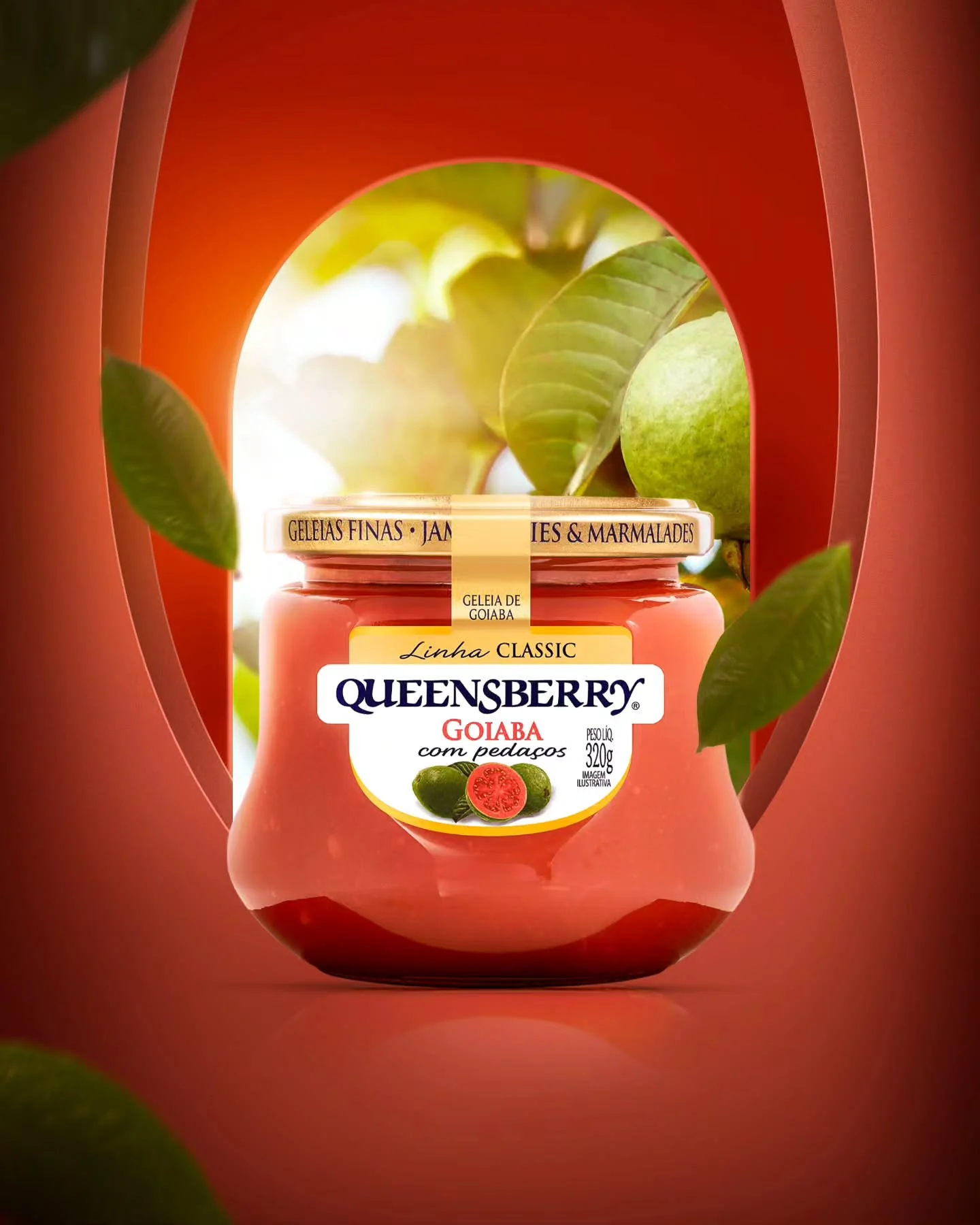 Pote de geleia Queenberry em uma composição vermelha com frutas ao fundo